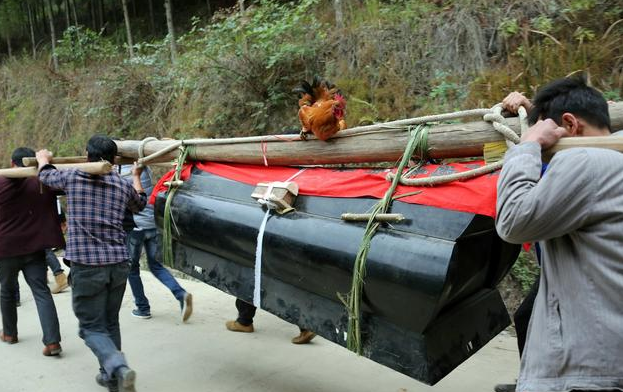村里老神仙去世时,棺材上出现几个字,大家看后吓得转身就跑!