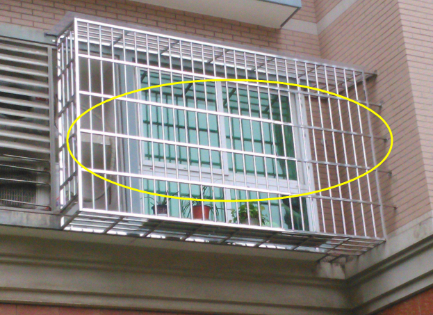 阳台别傻傻装传统防盗网,现在有钱人都装这种,后悔家里装早了