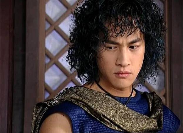 其实何润东在现代剧中一点儿也不丑,但是在《风云雄霸天下》中步惊云