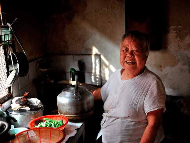 棚户区里空巢老人的孤独生活看着有点心酸