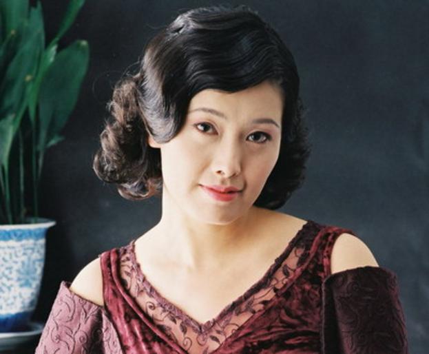 一出名就变心,丢下3岁女儿找小12岁女友,如今60岁回来投奔女儿