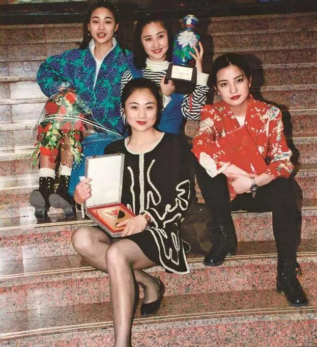 只不过要说周建萍也真可以算是奇女子了,54岁高龄估计都停经了吧,这个