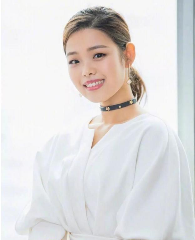 去看了她的近照,果然↓最近网上都在传《武林外传》莫小贝扮演者王