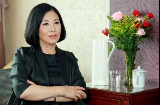 她是香港娱乐圈一姐,2次离婚终身不育,6年抑郁症,62岁寻得真爱