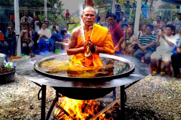 泰国高僧表演“下油锅”：热油中打坐毫发无损，无数游客被骗？