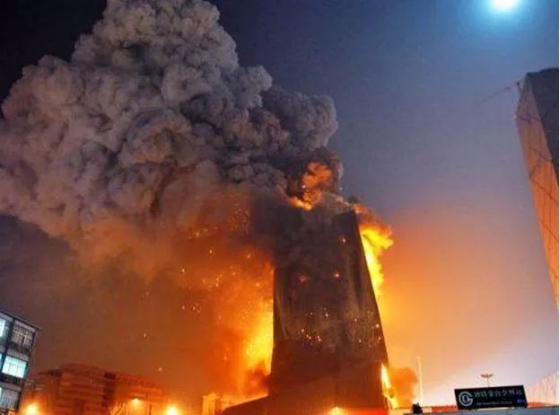 引起火灾和伤人事故燃放烟花爆竹会产生大量有害气体和各种金属氧化物