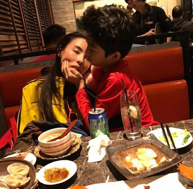 张柏芝两儿子近照,拉姑谢贤渴望的儿媳妇,不及