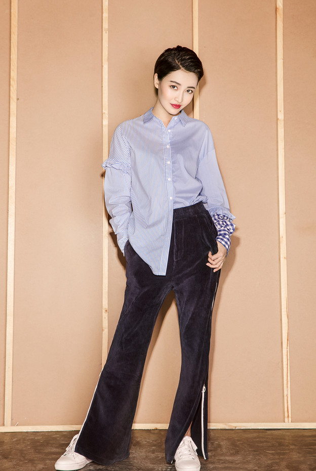 她多次参加选秀不红,却因给杨幂当配角红了,香肠嘴美得诱人!