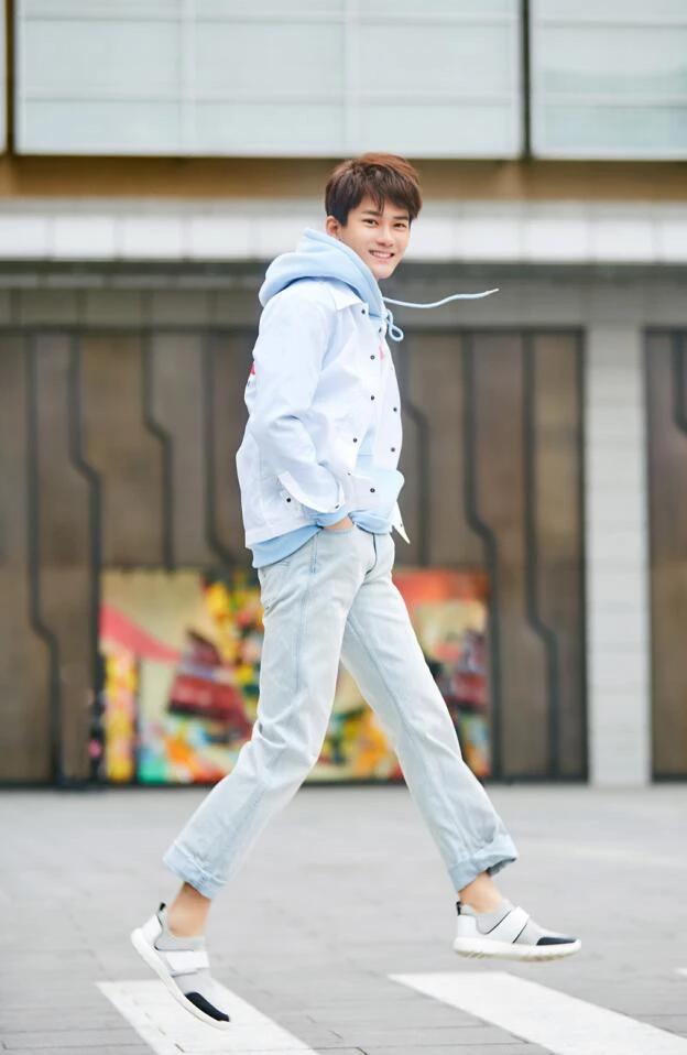 土豪塘主张翰撞上国民老公熊梓淇,网友:土豪脸与青春脸一目了然