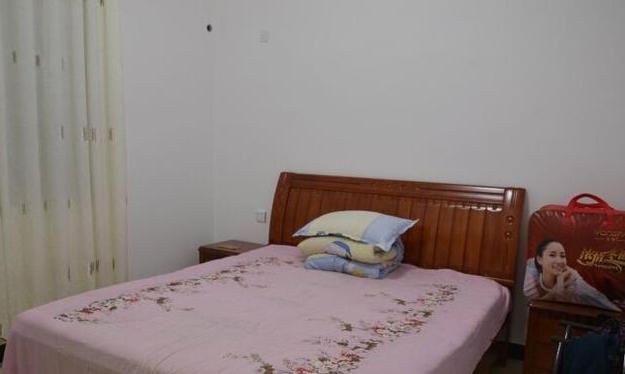 卧室里面比较简单,他父母的房间,很朴素,床上居然是国民床单哈哈,不过