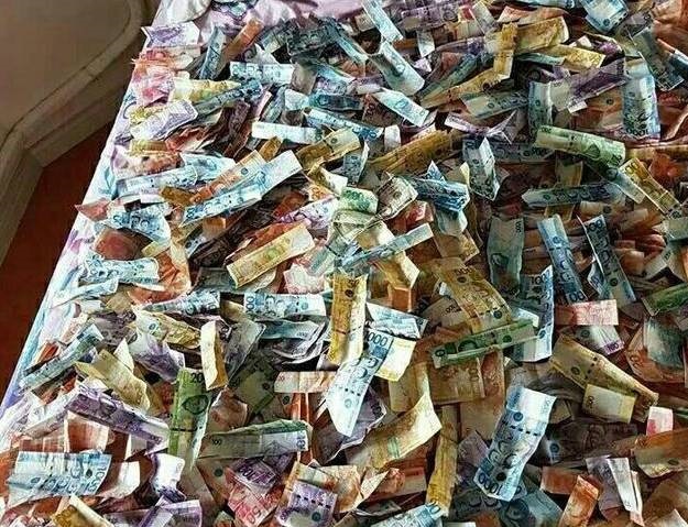 一天妻子清扫清洁中偶尔发现了该机关,把钱都搜了出来,零钱硬币铺满了
