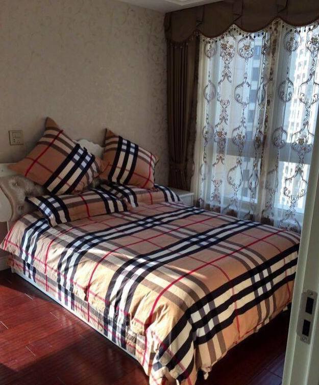 次卧的装修,卧室装修都差不多,都是铺的木地板,贴的墙砖.