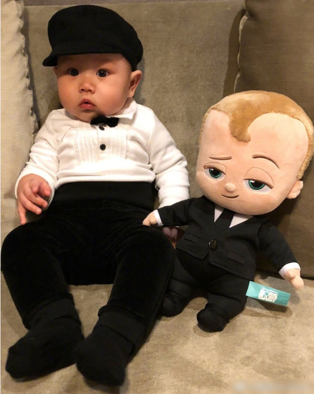 关颖儿子脸蛋肉嘟嘟超可爱,胖嘟嘟小胳膊兰花指惹人爱