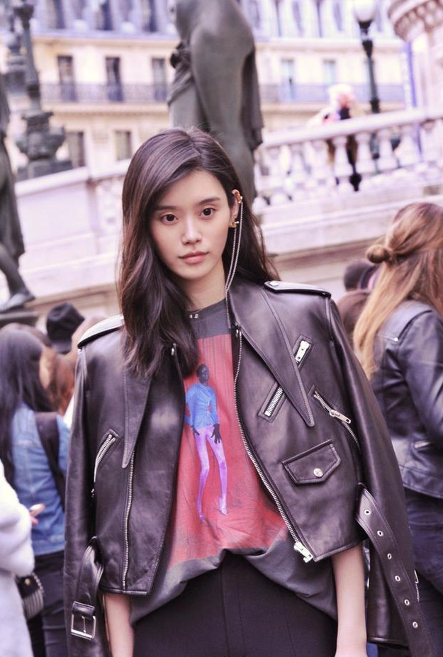 奚梦瑶生日恰逢女神节身穿破洞卫衣出席活动波浪卷发显别样性感