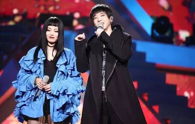 别看华晨宇外表看起来很小只的样子 其实男友