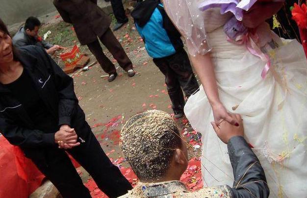 婚礼上,新郎新娘喝交杯酒,一个鸡蛋飞过来,下一幕让新娘吓呆了