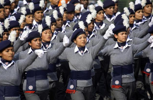 阅兵仪式上女兵内急怎么办?这一招太绝了,不说你绝对不知道