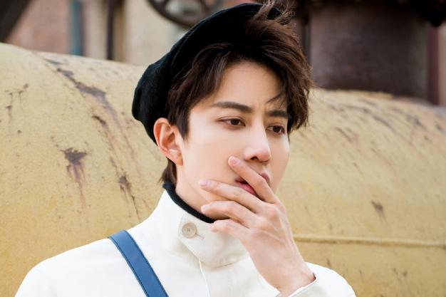 mike街拍穿一身白,短款夹克搭修身长裤真显高,网友:白马王子