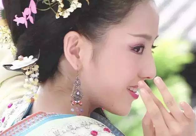 令画工画的十眉图名称为:鸳鸯眉,远山眉,五岳眉,三峰眉,垂珠眉,却月眉