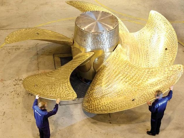 4万吨核航母 试航中螺旋桨掉进大西洋 一开洗衣机航母跟着颤抖