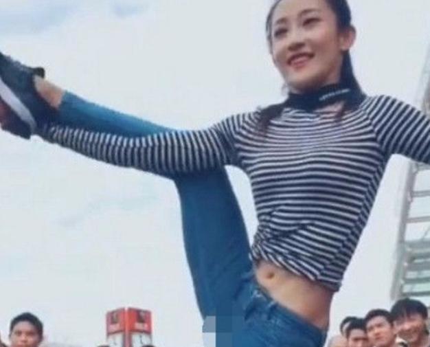 姑娘街头表演劈叉,没想到下一秒,让人有点尴尬呀!