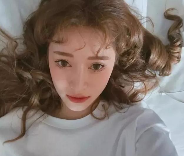超简单的泡面刘海很修饰脸型,增加可爱清纯的感觉非常适合小女生