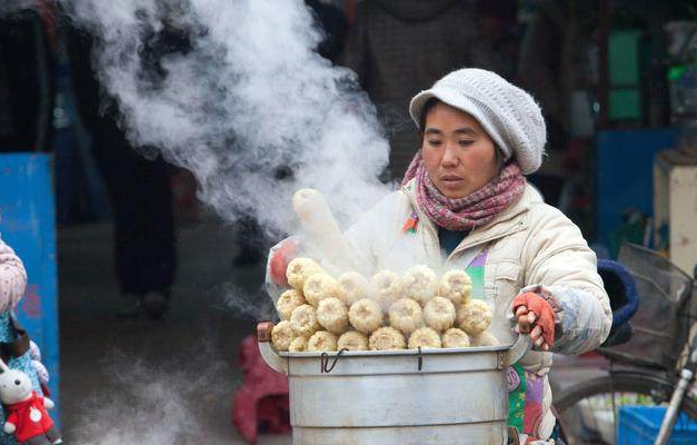 街边卖小吃的大妈爆料!煮玉米水里加一点这个,自然能吸引顾客!