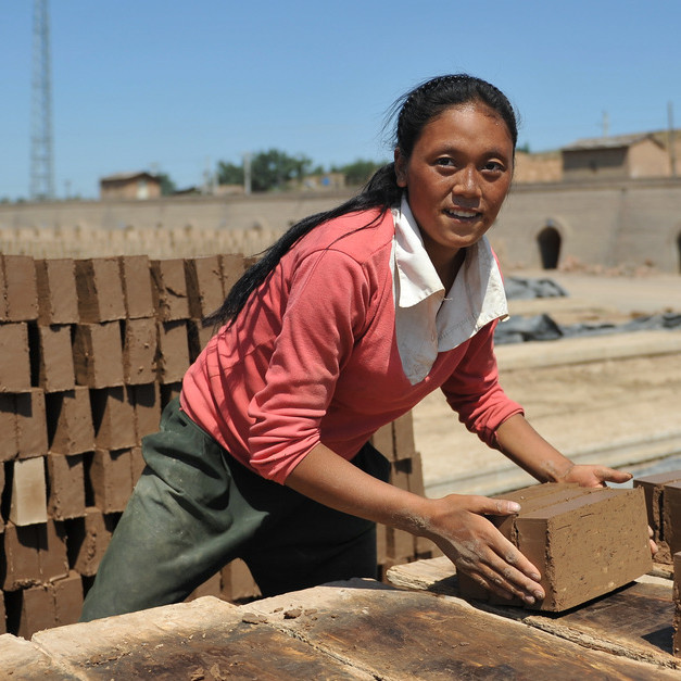 女子怀孕七个月,为了生活和丈夫一起搬砖赚钱,只为更好的生活