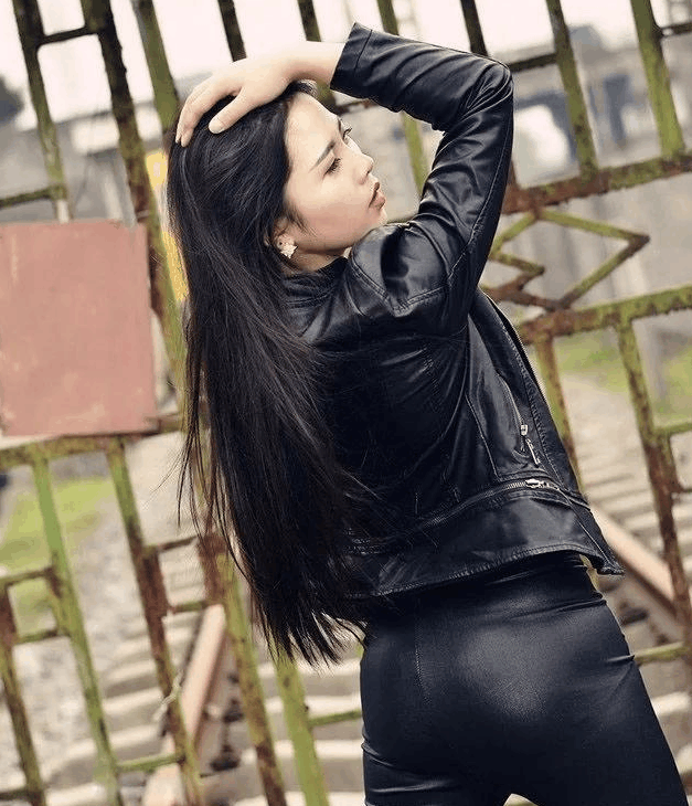 黑色皮衣这样穿酷炫十足