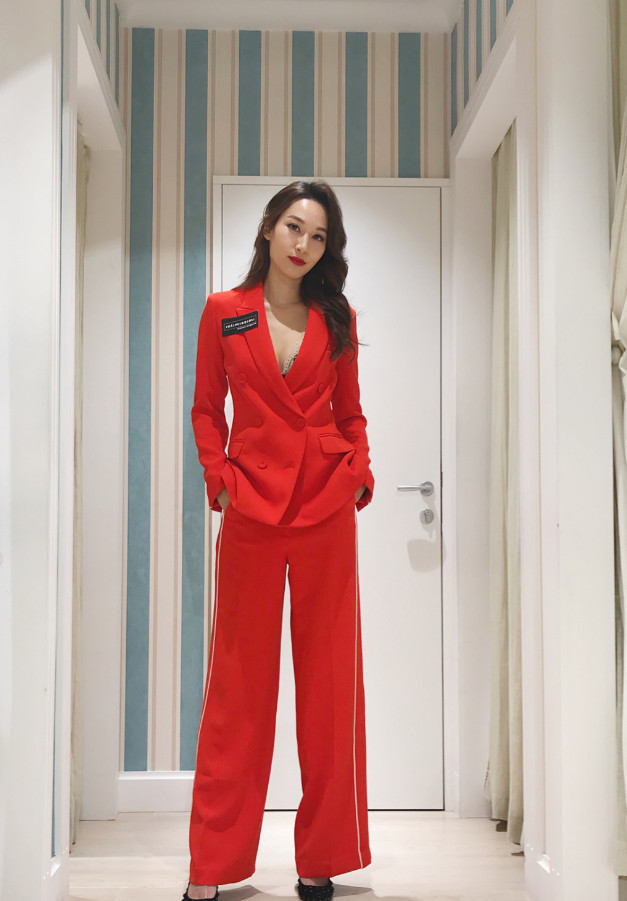 她因太红遭嫉妒上洗手间被偷拍,如今改行做珠宝设计,美得令人心动