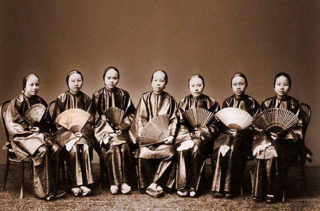 晚清时罕见的"妻妾合影",妻妾成群也不像我们想的那样好