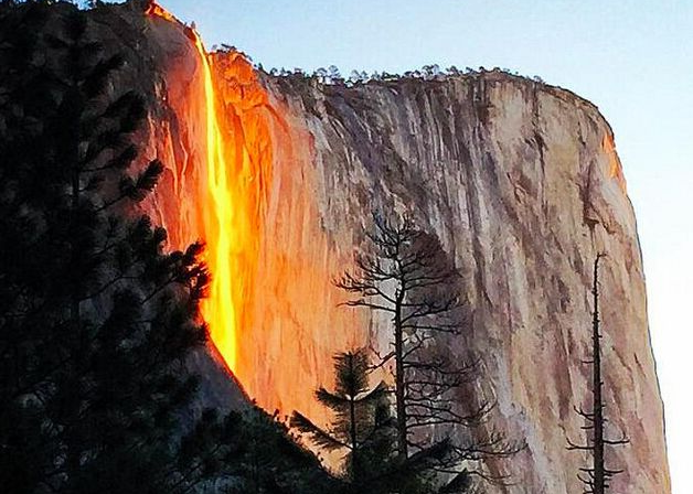 2000英尺高的瀑布闪着橘红色的光芒,如同火山岩浆沿着山崖喷泻而下,这