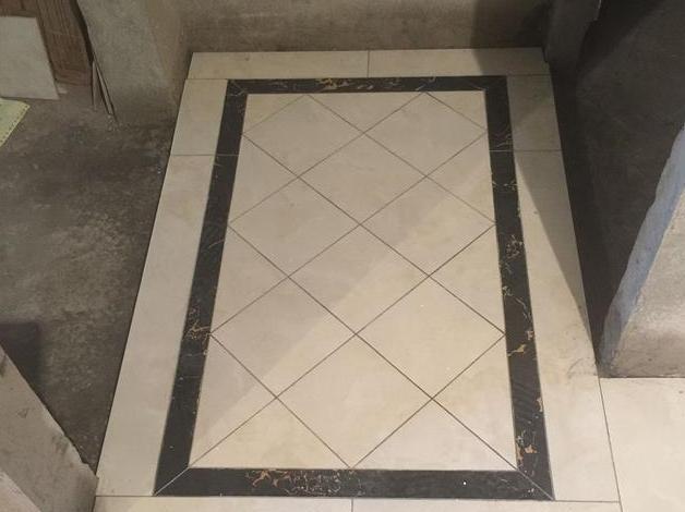 师傅用黑色地砖延墙走一圈,小区业主来参观都说好看,建议收藏!