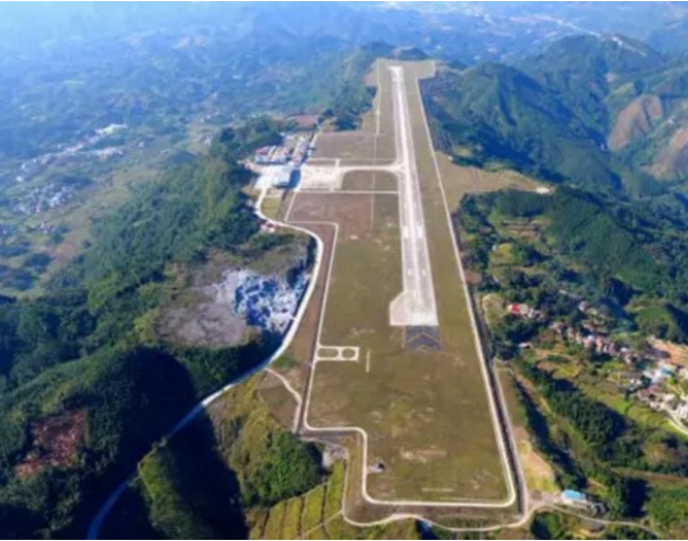 河池机场位于河池市西北方向的见塘山.