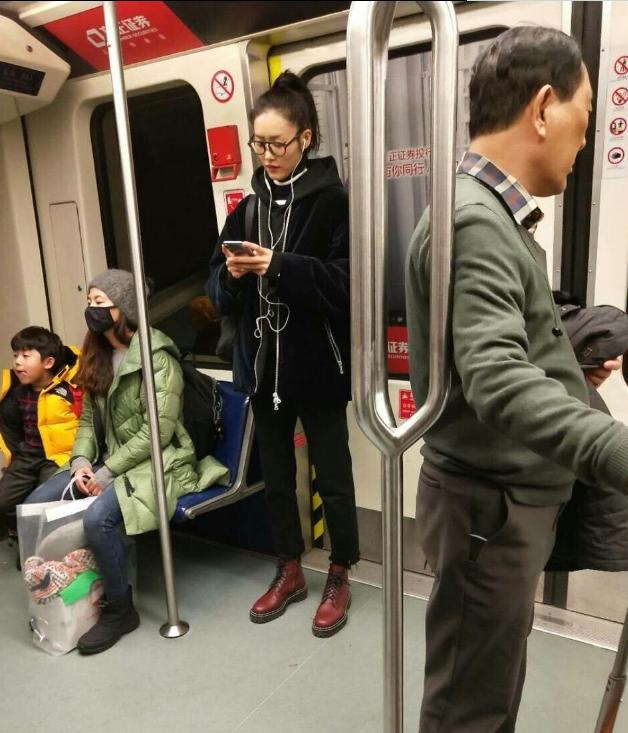 机场偶遇刘雯戴着眼镜十分低调,网友感叹:明星和路人的区别真大