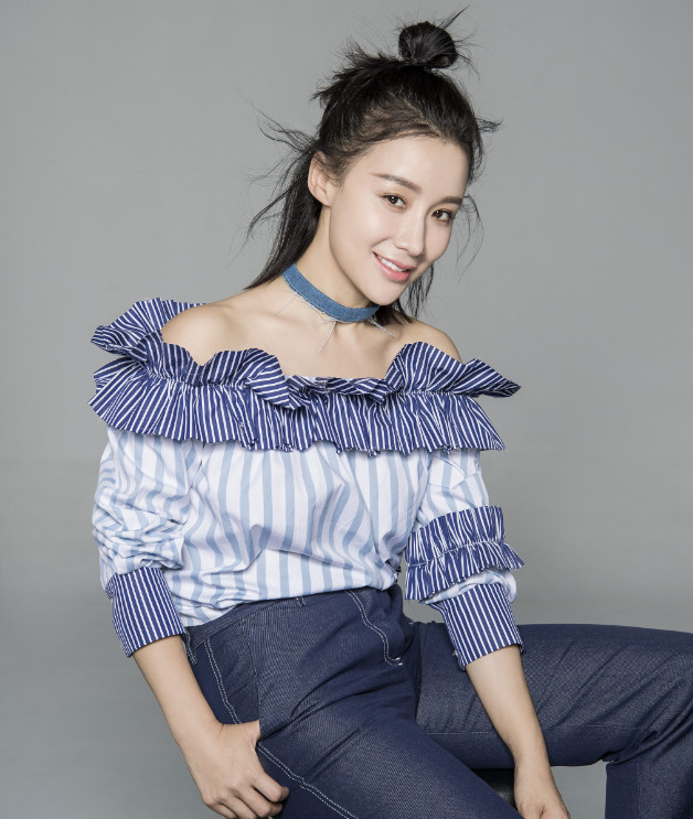 她是老百姓最喜爱的影视明星,气质优雅,41岁时尚会穿搭!