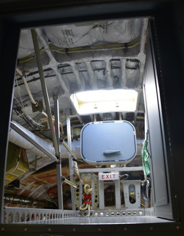 运20没有弹射座椅,那飞行员若遇到危险该怎么逃生保命?