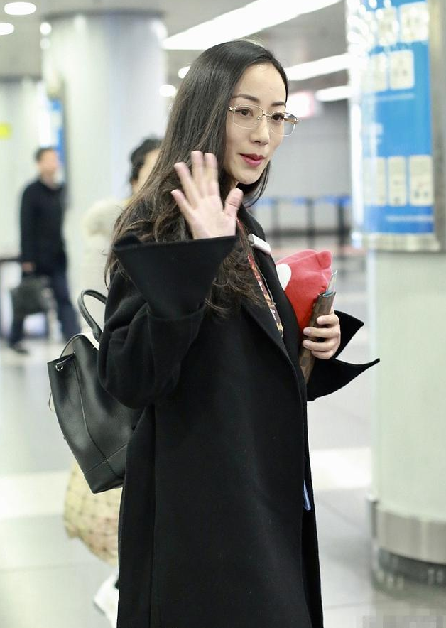 韩雪戴着眼镜长发披肩知性而优雅,网友:阿姨了,丑了