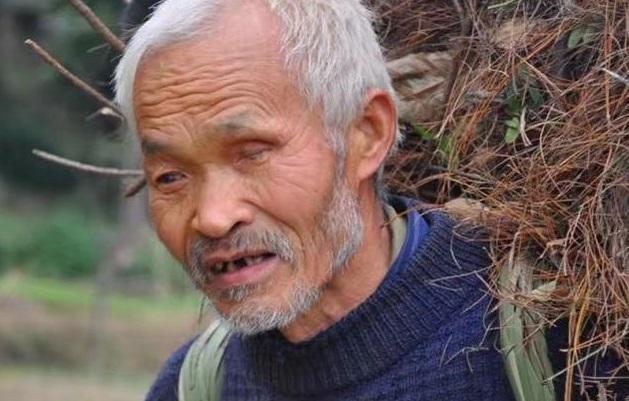 实拍瞎眼老人的独居生活