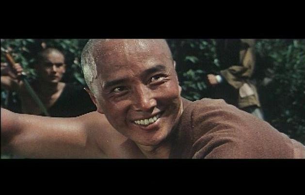 李连杰一夜之间爆红,也让观众记住了于海饰演的李连杰的师傅昙宗大师