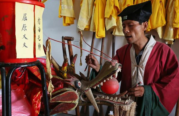 老人意外去世,八壮汉抬不了棺,算命先生说出真相,惊到众人!