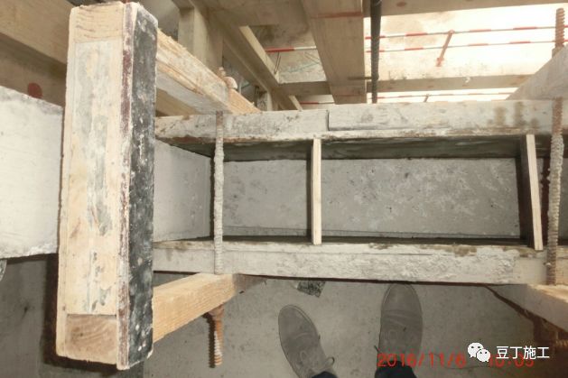 混凝土反坎凿毛不到位.混凝土存在铁丝穿模.混凝土反坎开裂.