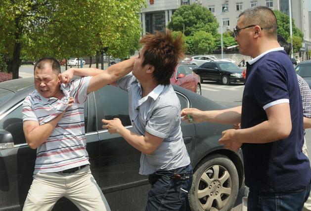 我刚生完孩子,我爸就带人把老公打进了医院,婆婆骂他活该