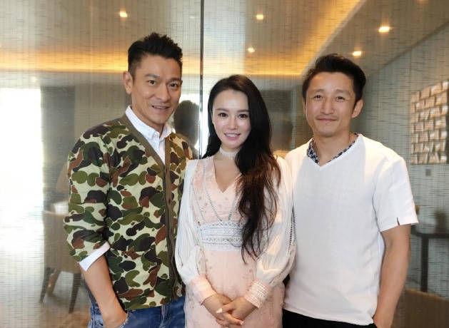 刘德华和邹市明夫妇聚餐合影, 请注意最后一张镜子里刘天王的手!