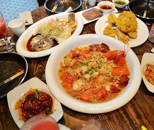 朋友请我们吃大餐,结果朋友结账时手都是抖的,一个月伙食费没了