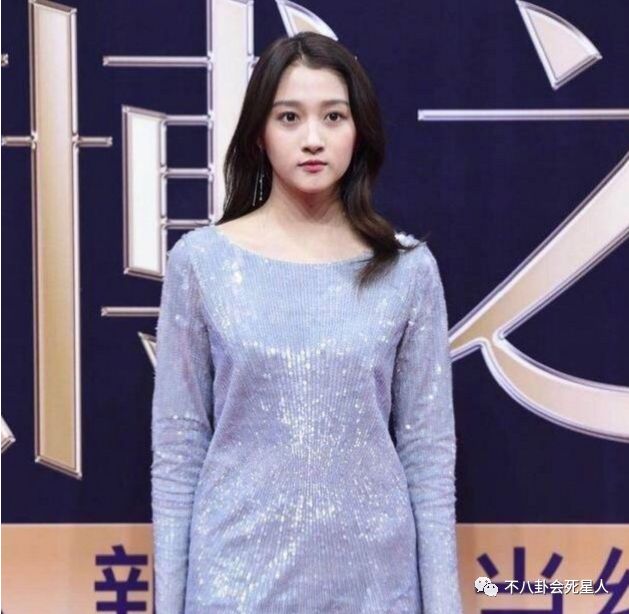 景甜关晓彤同框比美,曾经黑皮的关晓彤竟然已经跟景甜一样白了!