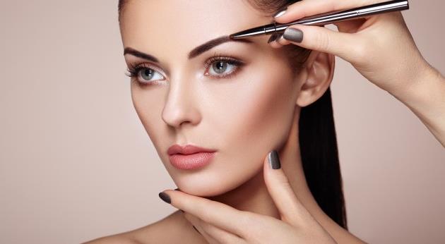 来源:站酷平粗眉:扁平的粗眉是现在很流行的眉形,画这种眉毛让你看