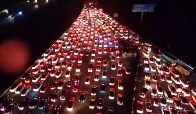北京夜晚堵车图片