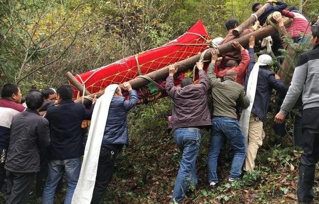 老人意外去世,八壮汉抬不了棺,算命先生说出真相,惊到众人!