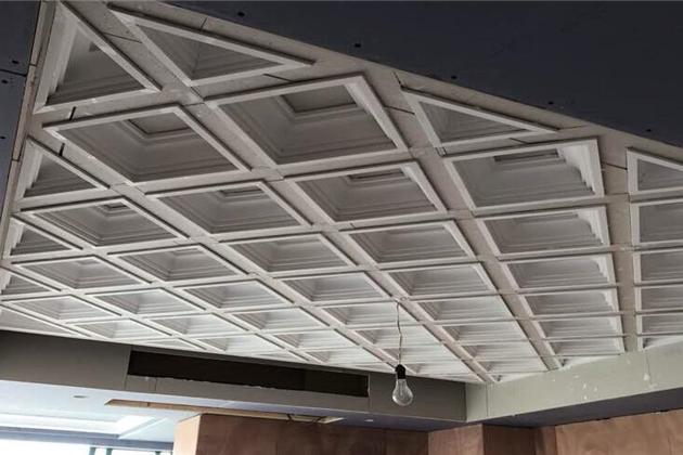 如此复杂的吊顶造型,连师傅都说是第一次做,效果却很一般